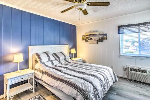een slaapkamer met een bed en een plafondventilator bij Myrtle Beach Condo with Balcony Walk to Beach! in Myrtle Beach