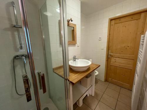 a bathroom with a sink and a shower at Appartement 4 chambres avec grande terrasse in Les Deux Alpes
