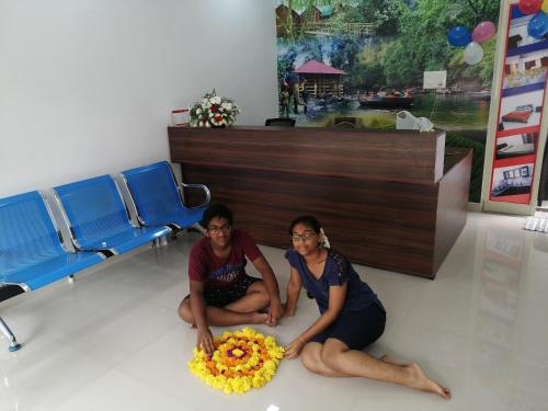 PathanāmthittaにあるB & B Konni, Pathanamthittaの花の待合室に座る女性2人