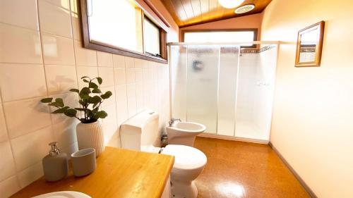 Un baño con dos inodoros y una ducha. en The Pink House, en Ventnor