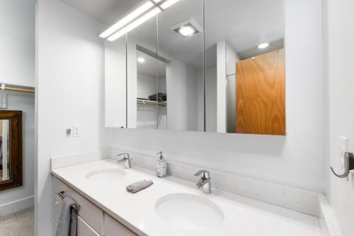 uma casa de banho com 2 lavatórios e um espelho grande em Pop Art em Anchorage