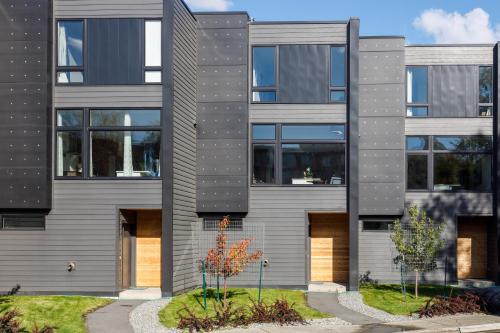 アンカレッジにあるPop Artの窓が多い灰色の建物