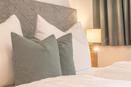 Una cama o camas en una habitación de Zeit.Glück Appartements