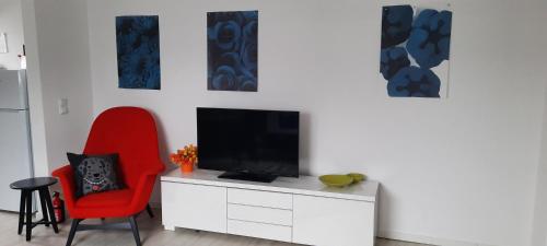 TV a/nebo společenská místnost v ubytování 2 Schlafzimmerwohnung bei Frankfurt am Main