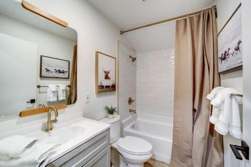 een badkamer met een wastafel, een toilet en een bad bij Scenic Tulsa Getaway with Deck and Fire Pit in Tulsa