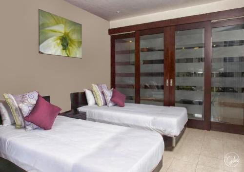 格蘭貝伊的住宿－大灣套房酒店，客房设有两张床和一扇窗户。