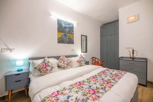 Ένα ή περισσότερα κρεβάτια σε δωμάτιο στο StayVista at Pines & Fir - Sprawling Gardens with Seating and Swings