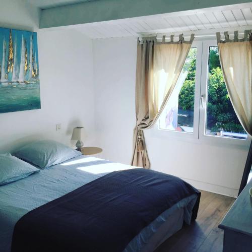 une chambre avec un lit et une fenêtre dans l'établissement Gîtes, Chambres d'Hôtes La Maison d'Amis, à Puilboreau