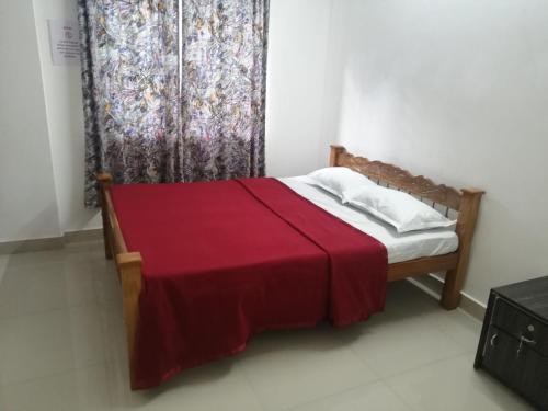 Ein Bett oder Betten in einem Zimmer der Unterkunft B & B Konni, Pathanamthitta