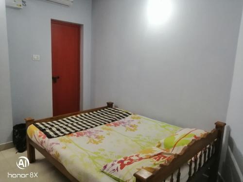 Ein Bett oder Betten in einem Zimmer der Unterkunft B & B Konni, Pathanamthitta