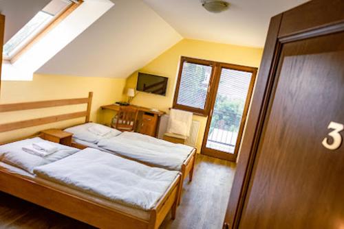 1 Schlafzimmer mit 2 Betten und einem Fenster in der Unterkunft U Teodora in Bratislava