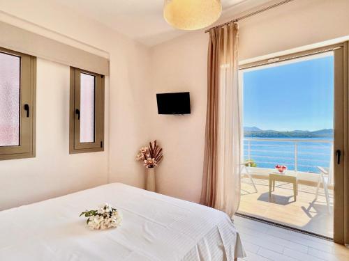 um quarto com uma cama e vista para o oceano em Luxury Villa San George with private pool by DadoVillas em Nydri