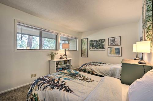 Ένα ή περισσότερα κρεβάτια σε δωμάτιο στο Pagosa Springs Condo Near Springs and Trails!