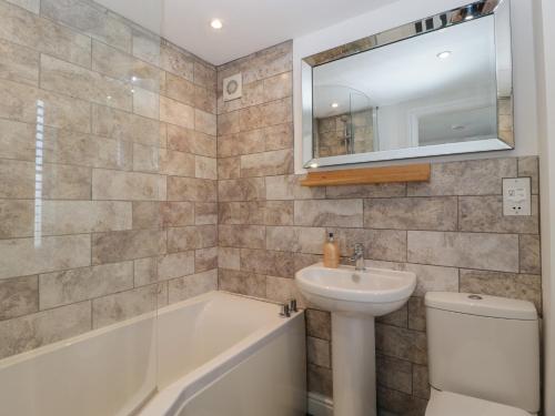 Pound Cottage في ليم ريجيس: حمام مع حوض ومغسلة ومرحاض