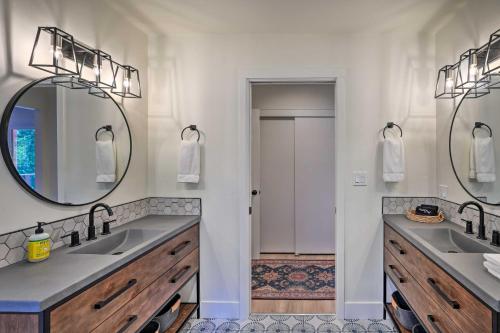 ein Badezimmer mit 2 Waschbecken und einem Spiegel in der Unterkunft Nevada City Retreat Near Hiking and Yuba River! in Nevada City