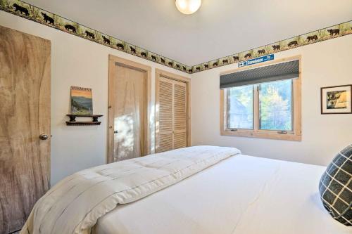 Letto o letti in una camera di Cozy Getaway Private Hot Tub, Near Skiing!