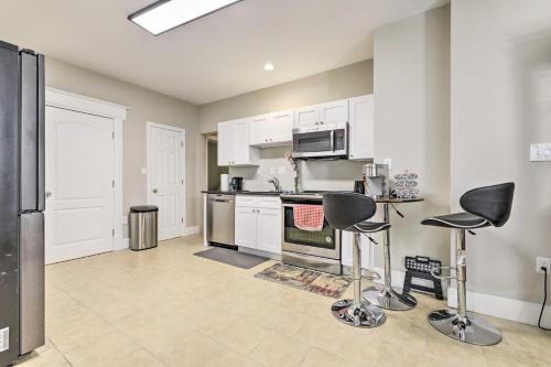 Η κουζίνα ή μικρή κουζίνα στο Bright Springfield Apartment with 2 Balconies!
