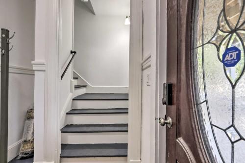 Φωτογραφία από το άλμπουμ του Bright Springfield Apartment with 2 Balconies! σε Springfield