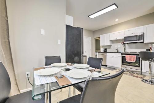 Η κουζίνα ή μικρή κουζίνα στο Bright Springfield Apartment with 2 Balconies!