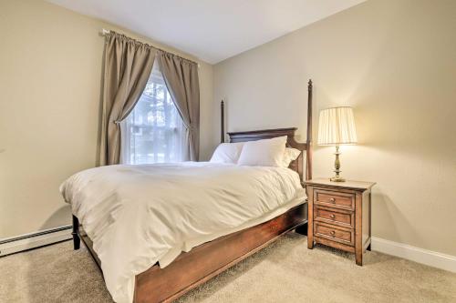 Ένα ή περισσότερα κρεβάτια σε δωμάτιο στο Bright Springfield Apartment with 2 Balconies!