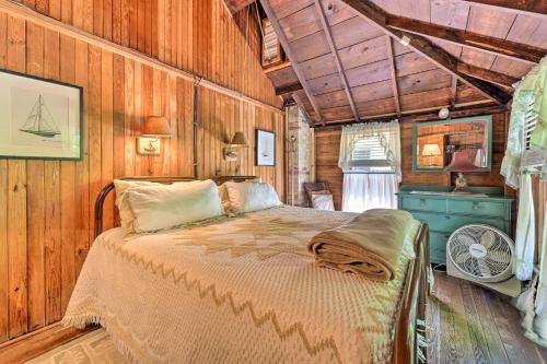 Voodi või voodid majutusasutuse Douglas Whispering Winds Cottage with Beach! toas