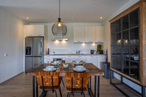 Cucina o angolo cottura di Casa4Rositas - Luxe Penthouse next to Blue Bay Golf & Beach!