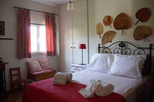 a bedroom with a bed with two towels on it at Casa Beatriz in Alge