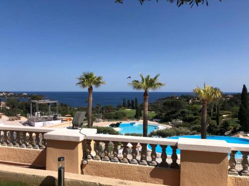 - une vue depuis le balcon d'une villa avec piscine dans l'établissement Cap Estérel, 2 pièces, jardin, vue mer et piscine, à Agay