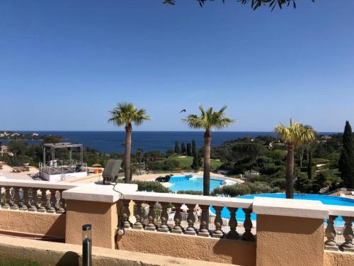 Bazén v ubytování Cap Estérel, 2 pièces, jardin, vue mer et piscine nebo v jeho okolí