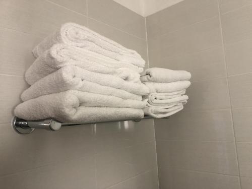 - une pile de serviettes sur un porte-serviettes dans la salle de bains dans l'établissement Cap Estérel, 2 pièces, jardin, vue mer et piscine, à Agay