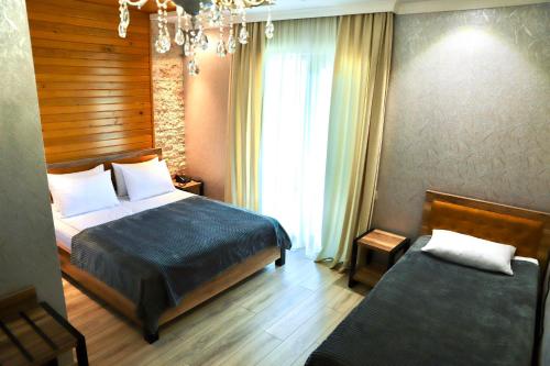 Habitación de hotel con cama y ventana en Hotel Gold Tower en Mestia