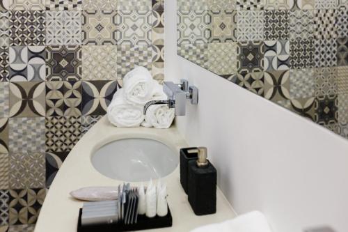 Ένα μπάνιο στο White Stylish Apartment 3