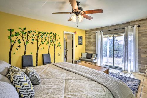 Family-Friendly Coarsegold Guest House with Yard! tesisinde bir odada yatak veya yataklar