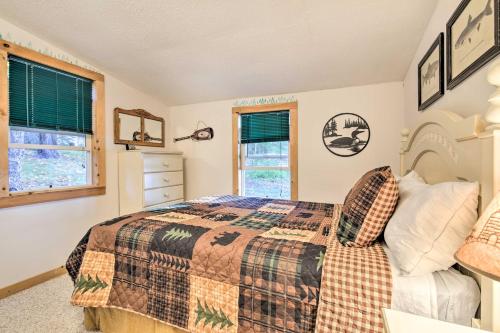 Легло или легла в стая в Quiet Lakefront Conover Cabin Near ATV Trails