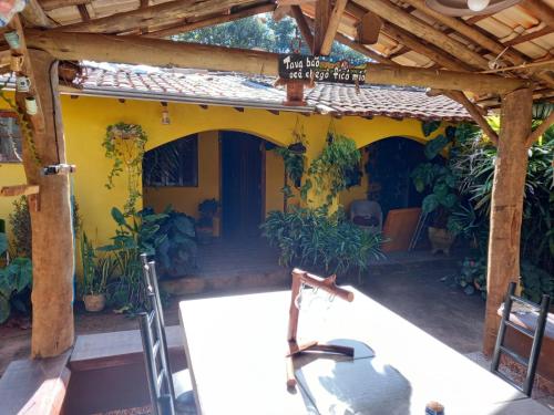 Taman di luar Casa de campo serrana, alegre e com piscina