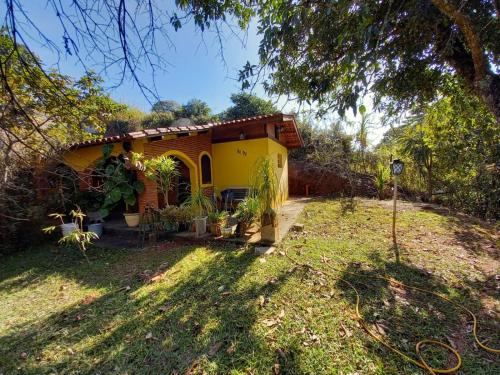Taman di luar Casa de campo serrana, alegre e com piscina