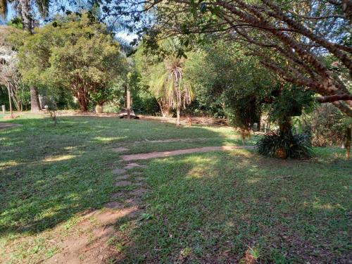 Taman di luar Casa de campo serrana, alegre e com piscina