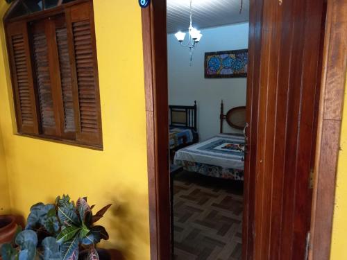 Katil atau katil-katil dalam bilik di Casa de campo serrana, alegre e com piscina