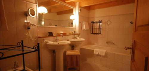 Koupelna v ubytování Hotel Alpenrose mit Gourmet-Restaurant Azalée