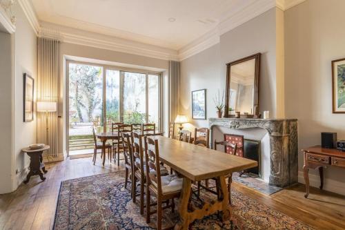 uma sala de jantar com uma mesa e uma lareira em La Maison de L' Ambassadeur Carcassonne em Carcassonne