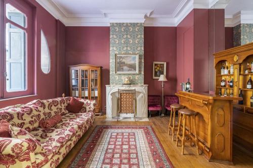 uma sala de estar com um sofá e uma lareira em La Maison de L' Ambassadeur Carcassonne em Carcassonne