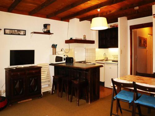 Appartement Les Orres, 1 pièce, 4 personnes - FR-1-322-229にあるキッチンまたは簡易キッチン