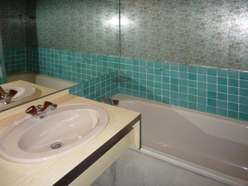 Appartement 2P 6 pers avec balcon, accès direct pistes - FR-1-322-362