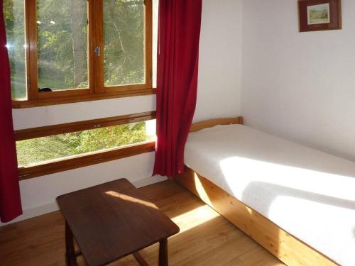 a small bedroom with a bed and a window at Appartement Les Orres, 2 pièces, 6 personnes - FR-1-322-233 in Les Orres