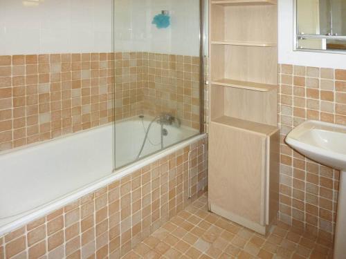 une salle de bain avec une douche, une baignoire et un lavabo dans l'établissement Grand appart rénové pour 8 pers, accès direct pistes, 1 ch, animaux ok - FR-1-322-233, aux Orres