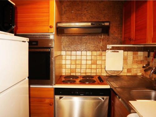 Il comprend une cuisine équipée d'une cuisinière en acier inoxydable. four supérieur dans l'établissement Appartement 6 personnes aux Orres, accès direct pistes, vue patinoire - FR-1-322-361, aux Orres