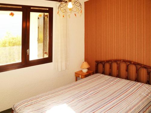 une chambre avec un lit et une fenêtre dans l'établissement Appartement 6 personnes aux Orres, accès direct pistes, vue patinoire - FR-1-322-361, aux Orres