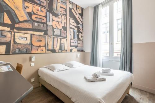 a bedroom with a bed and a painting on the wall at Urban Style Bordeaux Centre Hotel de la Presse in Bordeaux