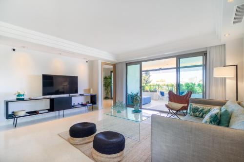 MARBELLA BANUS SUITES - Jardines del Príncipe - Golden Mile - Luxury Residence - Premium 3BR - 3BA - Spacious Outdoor Terrace - S Pool - Gym - Premium Finishes - Prime Golden Mile Location - Ideal for Families