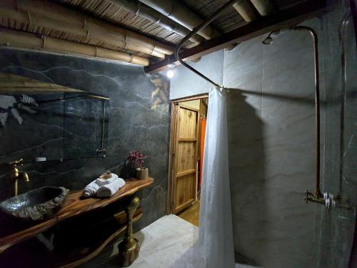 a bathroom with a shower and a sink at Hostal Olmito Canoa in Canoa